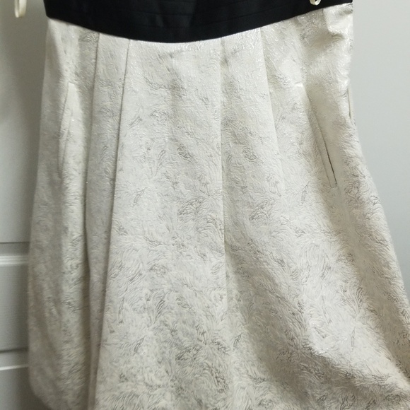 White dress - Picture 4 of 5